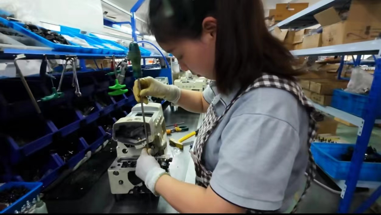 Overlock sewing machine assembly line